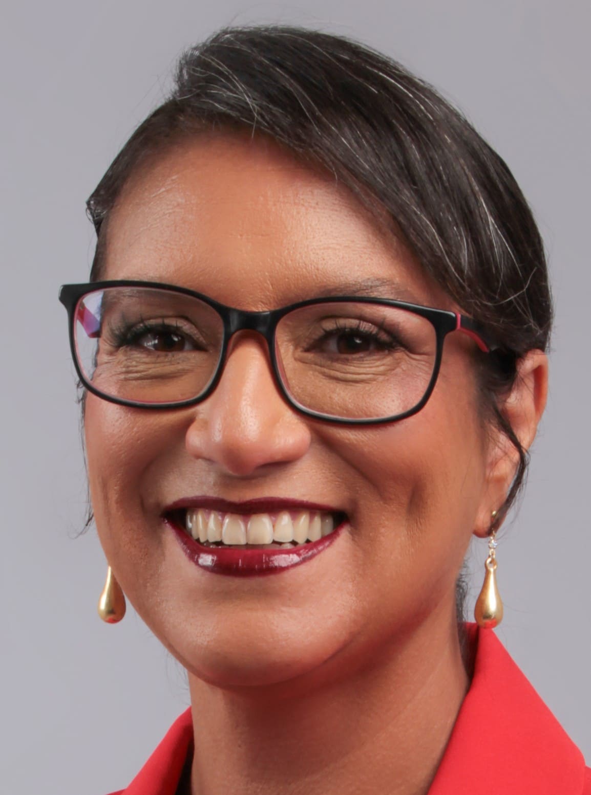 Modelo sorridente com maquiagem casual